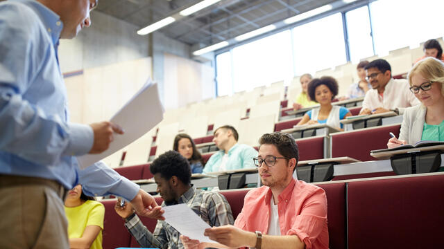 Etudiants dans l'amphithéâtre d'une université française Excellence